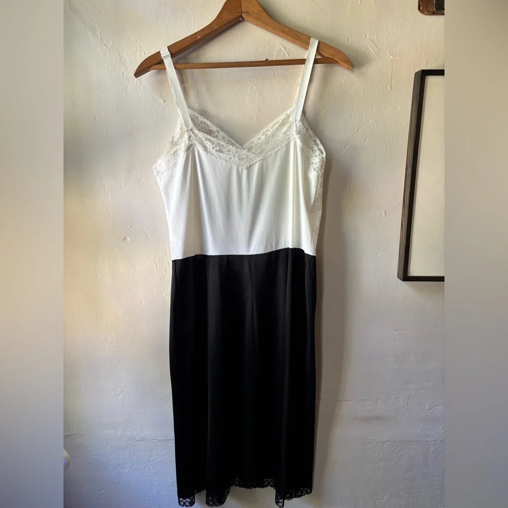 Vintage y2k black and white slip with lace details